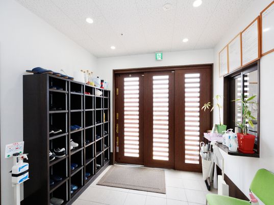 明るく清潔なエントランス