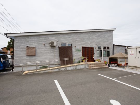 シンプルな建物の外観