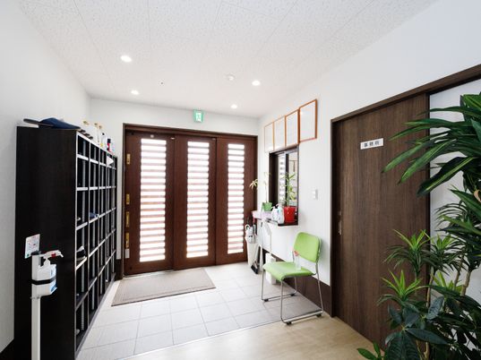 明るいエントランスの空間