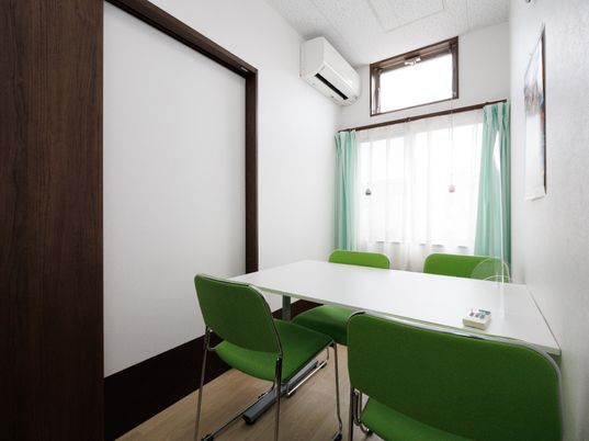 清潔なミーティングスペース