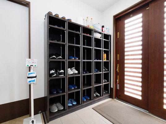 清潔な居室の玄関