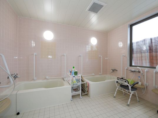 バリアフリー設計の浴室