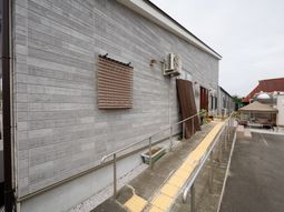 施設外観とアクセス通路