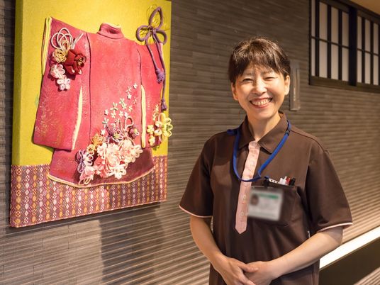 笑顔のスタッフと壁飾り