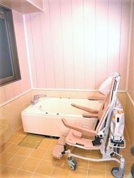 バリアフリー浴室と介助椅子