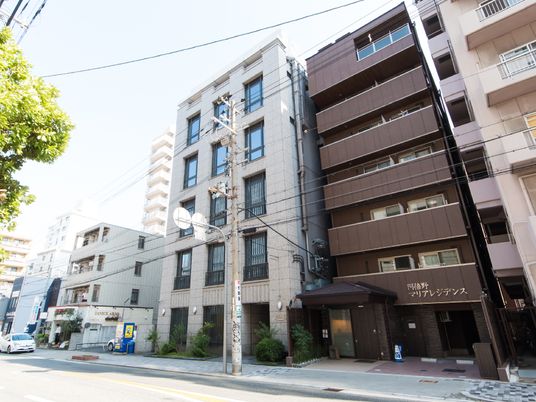 都会の建物外観