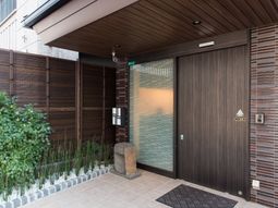 エントランスの落ち着いたデザイン