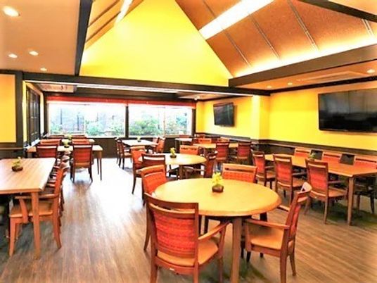 陽当たりの良い明るい食堂