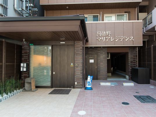 暖色系外観のエントランス