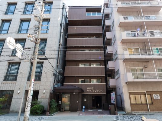 都会的な外観の建物