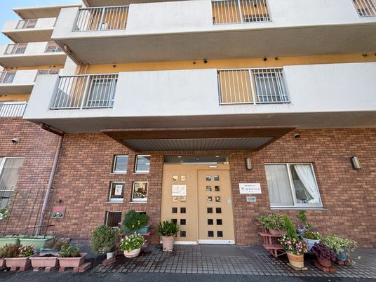 植木が並ぶ玄関アプローチ