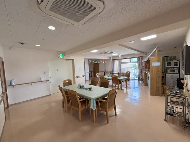 落ち着いた雰囲気のダイニングルーム ダイニングルーム 明るく広々としたテーブル配置で、食事や会話を楽しむのに最適な落ち着いた場所です。