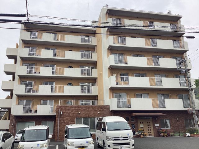 5階建て建物の外観 外観 落ち着いた雰囲気の外観です。車椅子用の車も配置されていますので、バリアフリーへの配慮がうかがえます。