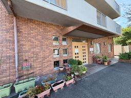 植栽がある建物の外観