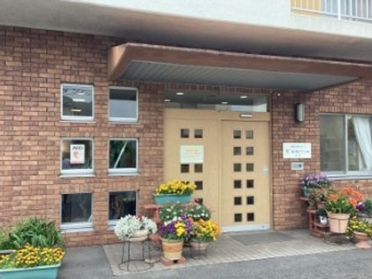 花が並ぶ玄関先  