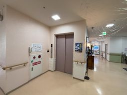 廊下のエレベーター