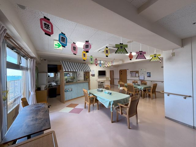 開放感ある食堂 食堂 広々とした食堂には自然光が差し込み、明るい雰囲気です。飾り付けがされ、温かみを感じます。