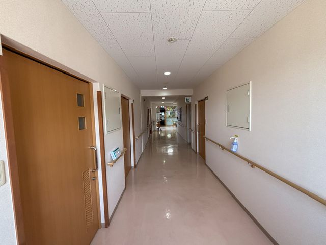 手すりが付いた廊下 廊下 安全に配慮された手すりが設置された長めの廊下で、移動がスムーズに行えます。