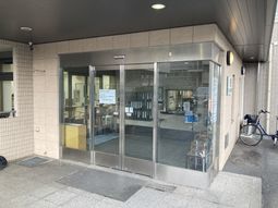 ガラス扉のエントランス
