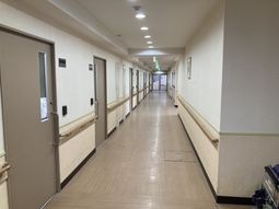 手すりがついた廊下