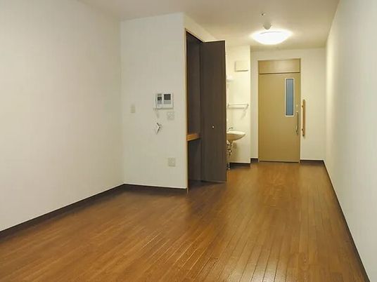 居室の一角と廊下