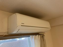 天井近くのエアコン