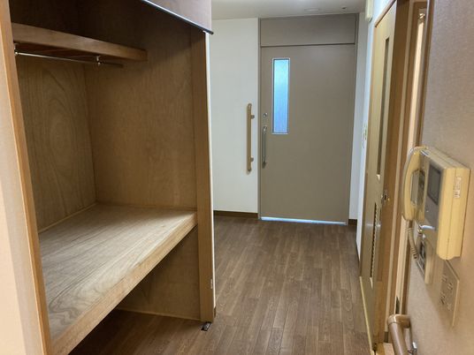 木目調の居室廊下