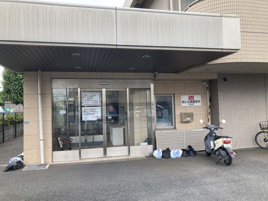 バイク停車が目印のエントランス