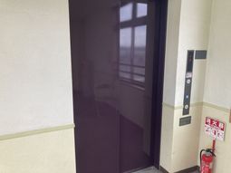 静かな雰囲気のエレベーター