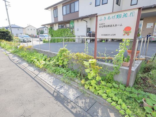緑に囲まれた看板