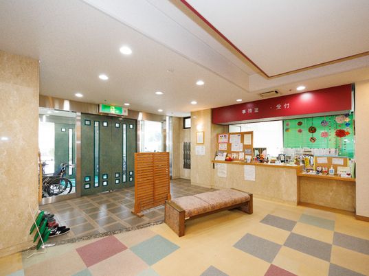 暖かい色合いの応接エリア