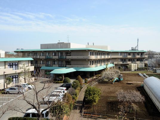 広々とした施設の外観