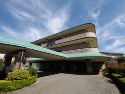 青空の下の多階層建物