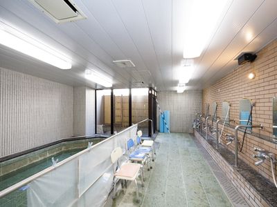 バリアフリーの広々浴室