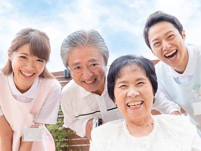 和やかな職員と高齢者