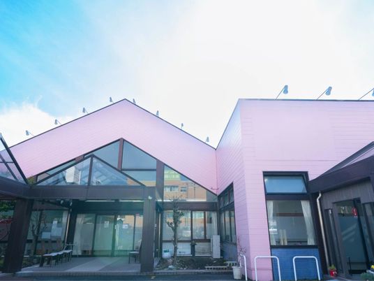 ピンク外壁の建物外観  
