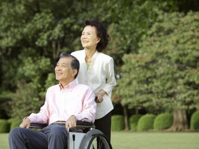 車椅子の方と介助者の庭