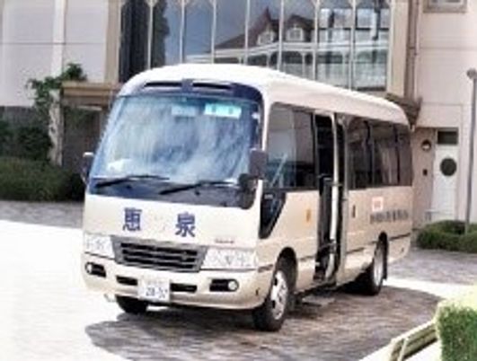 施設前の送迎バス