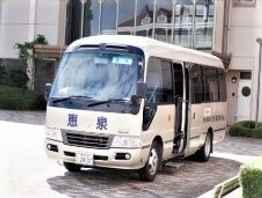 施設前の送迎バス