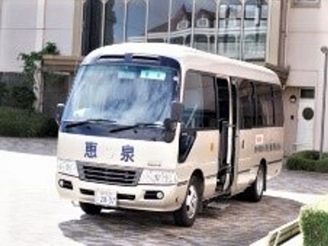 施設前の送迎バス 送迎バス 清潔感あふれるエントランス前には、利用者の移動をサポートする送迎バスが停まっており、外出時の安心をサポートします。