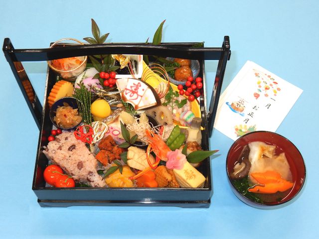 彩り豊かなおせち料理 おせち料理 季節の行事を彩る特別なおせち料理です。目にも鮮やかな彩りで、一年の健やかなスタートを祝いましょう。