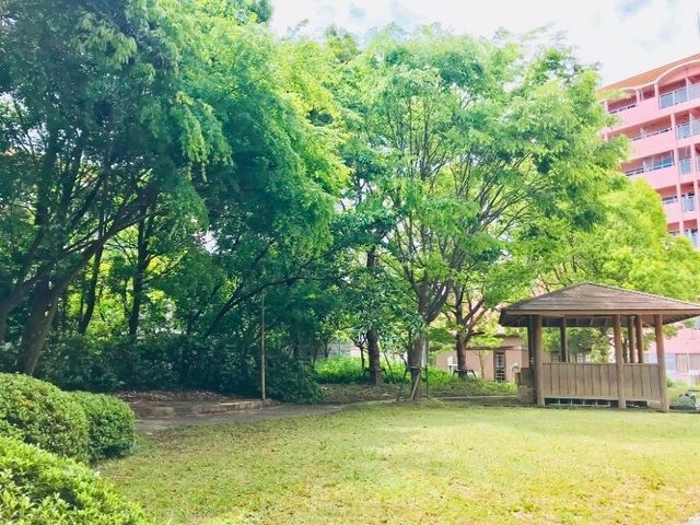 緑豊かな中庭 中庭 中庭には木々が茂り、休憩できるベンチ付きの小屋もあります。心身のリフレッシュに最適な場所です。