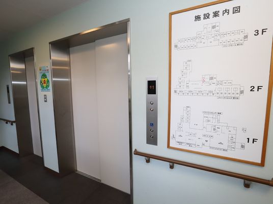 施設のエレベーターと掲示物