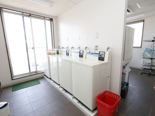 清潔なコインランドリー設備