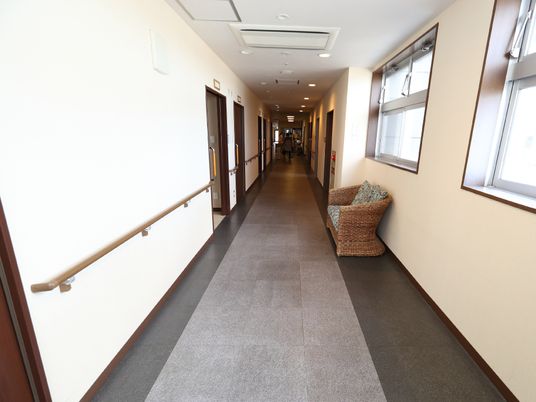 広く明るい廊下