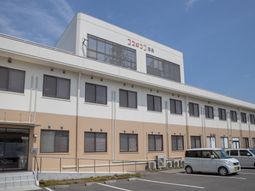クリーム色の建物外観