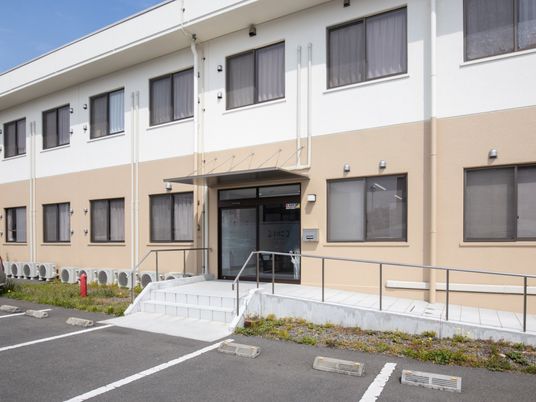 明るい建物のエントランス
