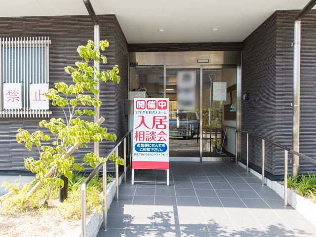 エントランスの様子 玄関 ガラス張りのエントランスは開放的で、訪れる方々を温かく迎え入れています。クリアな視界とスムーズな出入りをお約束します。