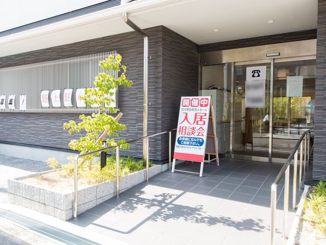 エントランスの明るい風景 玄関 手すり付きのアプローチがあり、訪れる方を温かく迎えます。安心してご利用いただけるよう配慮された入り口です。