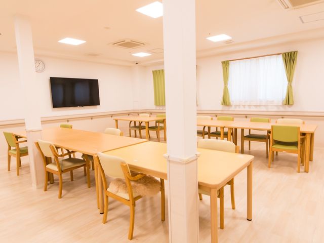 広々とした食堂空間 共有スペース ゆったりとしたテーブル配置の食堂です。日中は自然光が入り、温かみのある雰囲気でお食事を楽しめます。